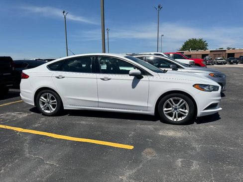 Used 2018 Ford Fusion SE w/ Fusion SE Technology Package FWD image 3