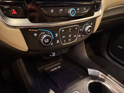 Used 2023 Chevrolet Traverse Premier FWD image 27
