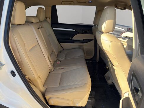 Used 2015 Toyota Highlander Plus FWD image 21