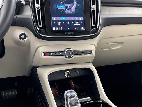 Certified 2023 Volvo XC40 B5 Plus image 9