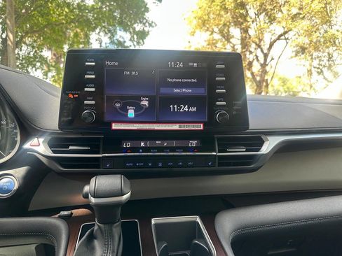 Used 2024 Toyota Sienna XLE image 27