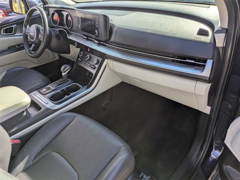 Used 2024 Kia Carnival LX image 32