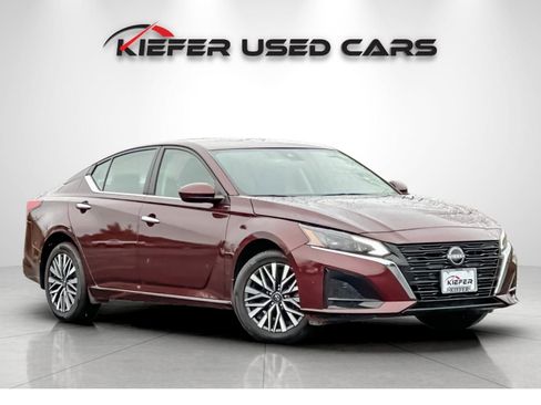 Used 2023 Nissan Altima 2.5 SV AWD/4WD image 2