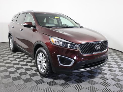 Used 2017 Kia Sorento FWD w/ LX Convenience Package image 3