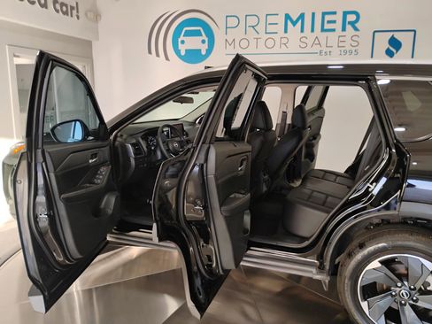 Used 2024 Nissan Rogue SV w/ SV Premium Package image 5