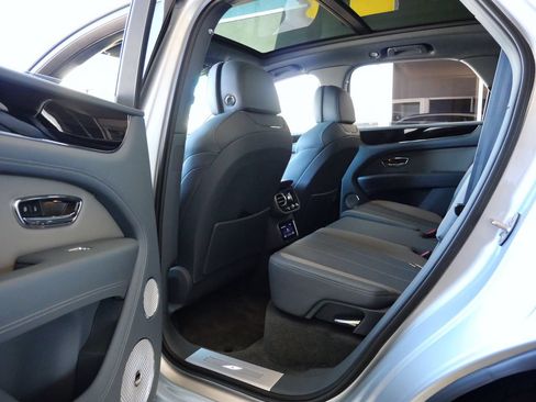 Used 2022 Bentley Bentayga AWD/4WD image 19