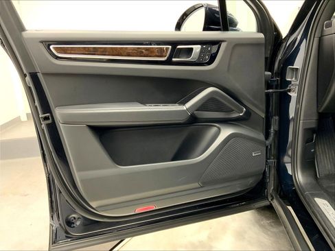 Certified 2023 Porsche Cayenne Platinum Edition AWD/4WD image 28