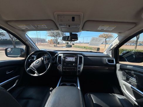 Used 2018 Nissan Titan SL image 20