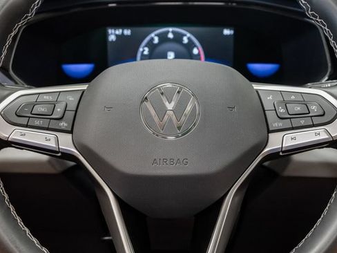 Used 2022 Volkswagen Taos SE w/ Panoramic Sunroof Package FWD image 17