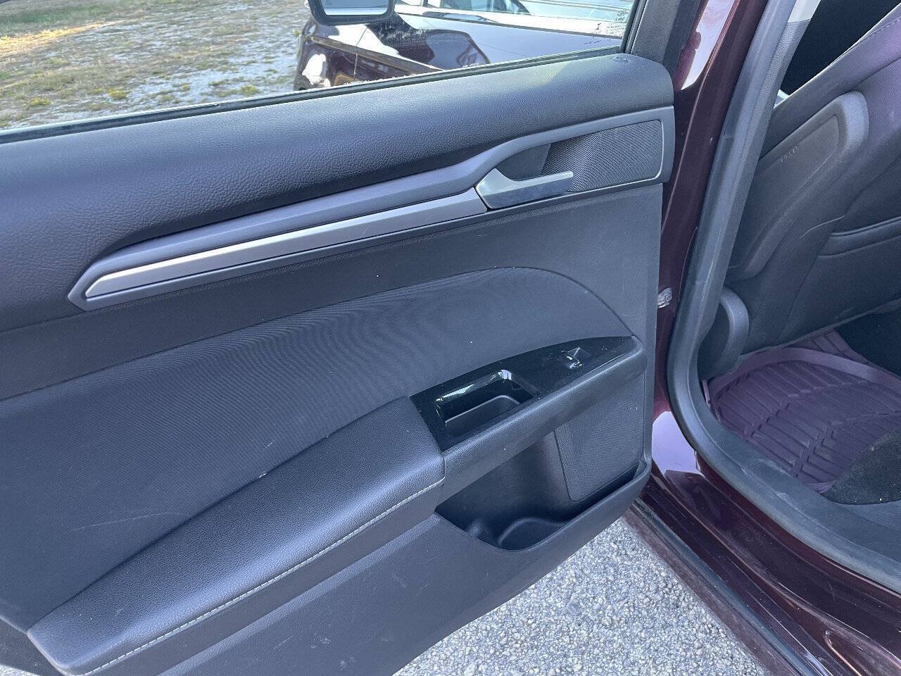 Used 2013 Ford Fusion SE FWD image 25