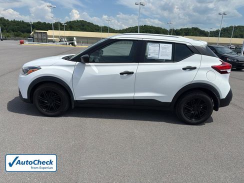 Used 2018 Nissan Kicks S FWD image 2
