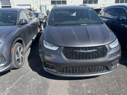 Used 2021 Chrysler Pacifica Limited w/ Uconnect Theater Family Group image 3