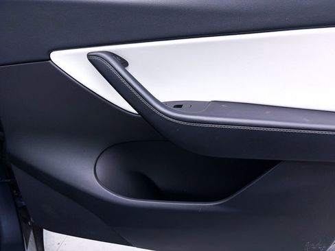 Used 2022 Tesla Model Y Long Range image 29