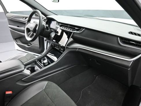 Used 2025 Jeep Grand Cherokee Altitude image 24