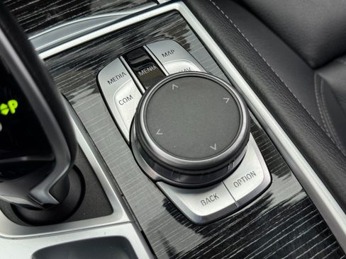 Used 2022 BMW 740i w/ M Sport Package RWD image 35
