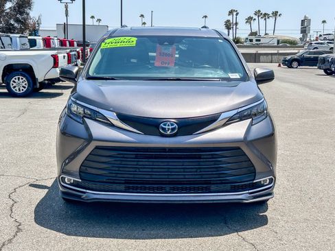 Used 2024 Toyota Sienna XLE FWD image 2