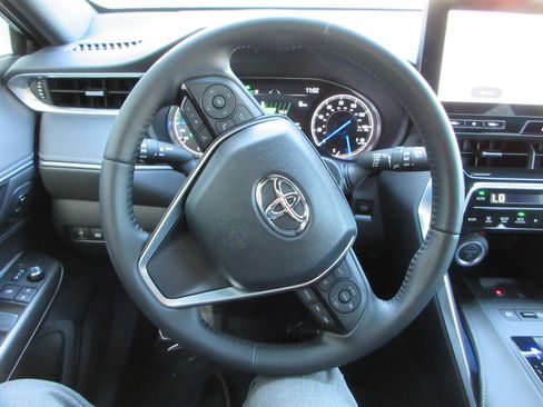 Used 2024 Toyota Venza XLE image 36