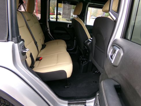 Used 2020 Jeep Wrangler Unlimited Sahara image 22
