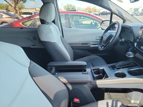 Used 2023 Toyota Sienna XSE image 10