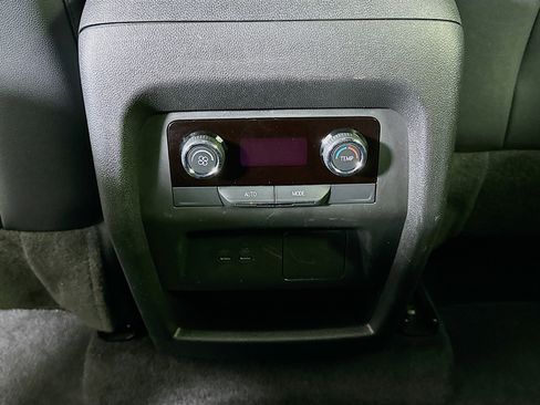 Used 2025 Chevrolet Traverse LT image 27