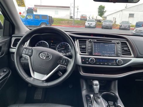 Used 2017 Toyota Highlander XLE FWD image 13