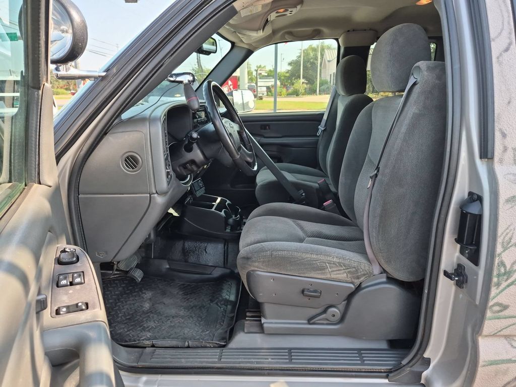 Used 2004 Chevrolet Silverado 2500 LS w/ Skid Plate Package AWD/4WD image 15
