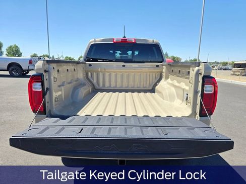Used 2024 GMC Canyon AT4 w/ LPO, Off Road Lift Package AWD/4WD image 35