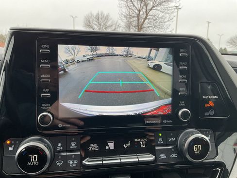 Used 2020 Toyota Highlander XLE image 31