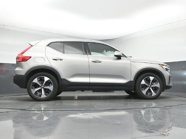 Used 2024 Volvo XC40 B5 Plus AWD/4WD image 17