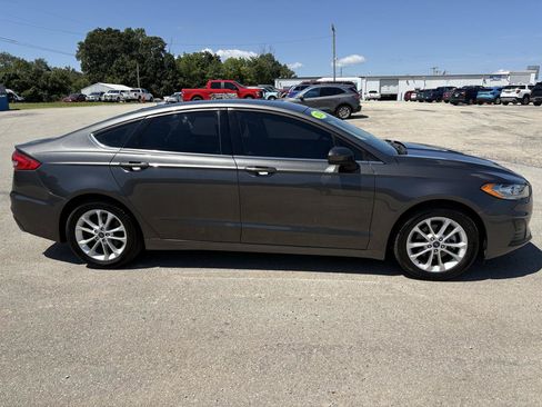 Used 2019 Ford Fusion SE FWD image 2