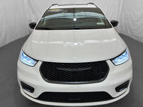 Used 2023 Chrysler Pacifica Limited w/ S Appearance Package AWD/4WD image 2