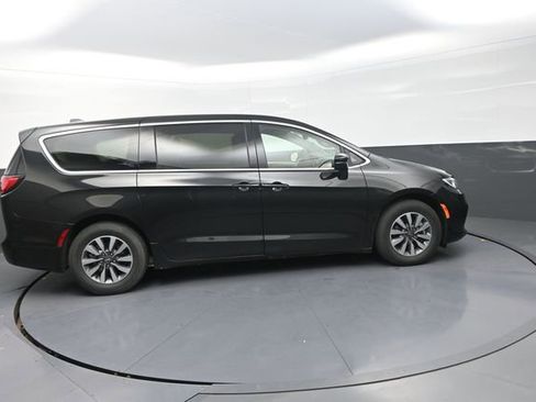 Used 2024 Chrysler Pacifica Limited FWD image 13