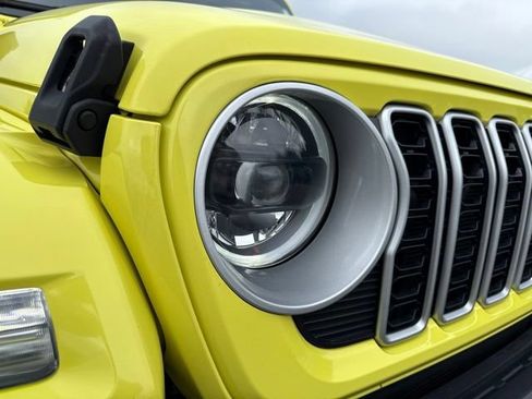 Used 2024 Jeep Wrangler Unlimited Sahara AWD/4WD image 9