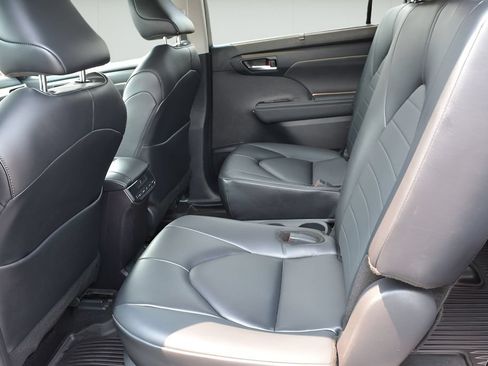 Certified 2024 Toyota Highlander XLE AWD/4WD image 18