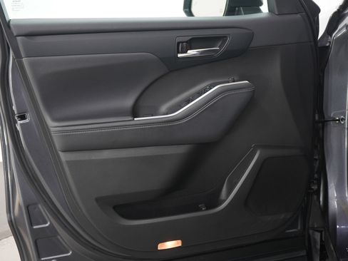 Used 2022 Toyota Highlander XLE image 20