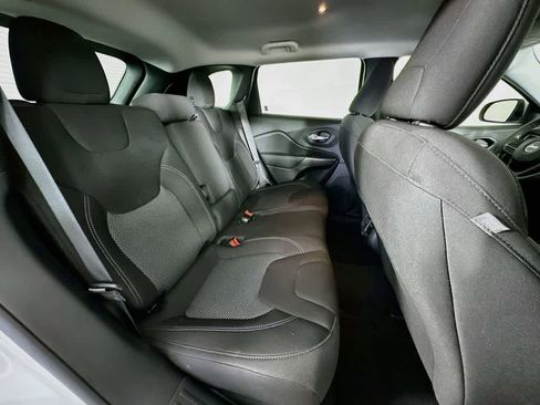 Used 2020 Jeep Cherokee Latitude FWD image 30