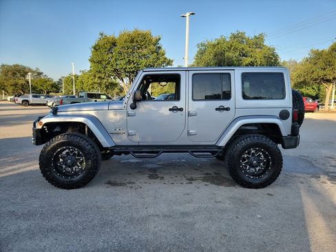 Used 2016 Jeep Wrangler Unlimited Sahara w/ Max Tow Package AWD/4WD image 8
