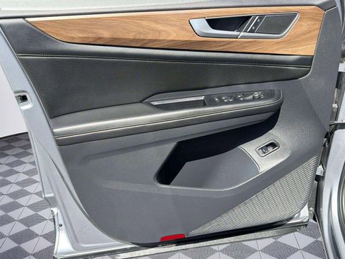 Used 2024 Volkswagen Atlas SE image 11