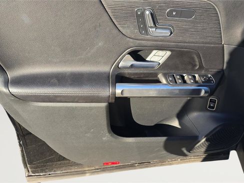 Used 2023 Mercedes-Benz GLB 250 4MATIC w/ Premium Package image 14