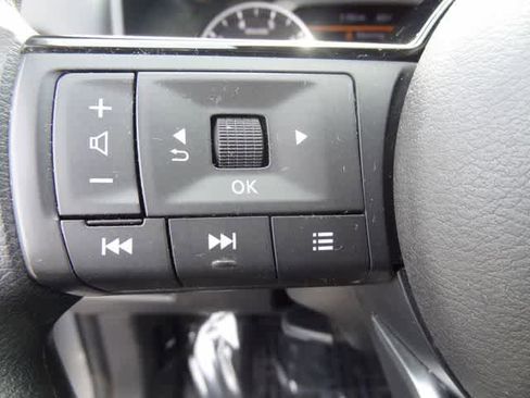 Used 2023 Nissan Rogue SV FWD image 17