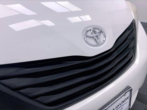 Used 2015 Toyota Sienna L image 23
