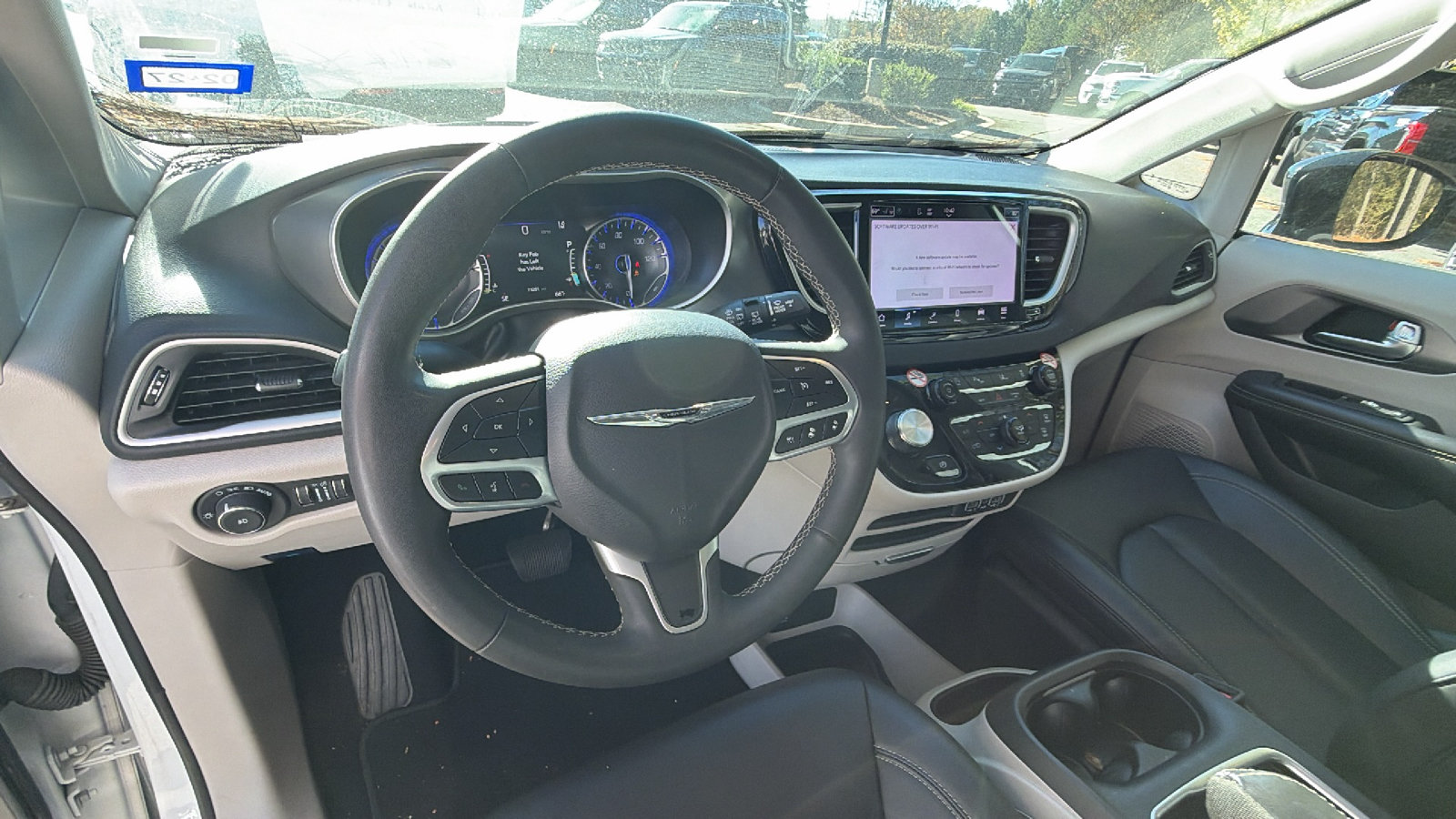 Used 2024 Chrysler Pacifica Touring-L FWD image 21