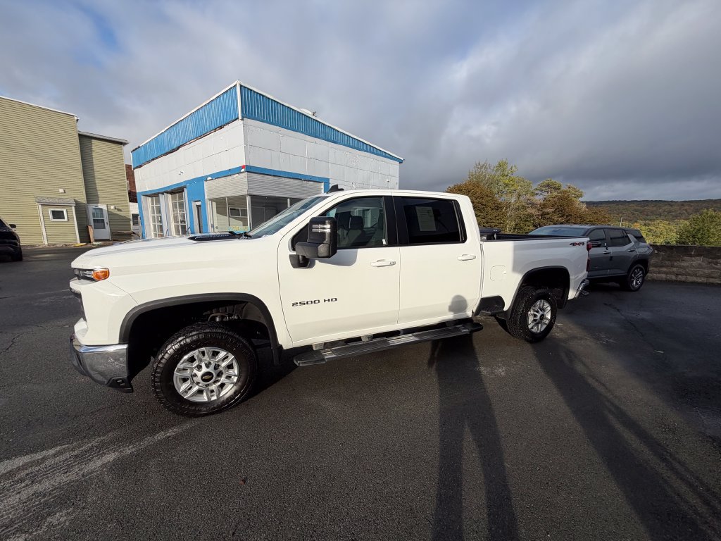 Used 2025 Chevrolet Silverado 2500 LT w/ Convenience Package AWD/4WD image 2