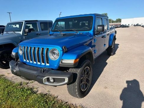 Used 2022 Jeep Gladiator Overland w/ LED Lighting Group AWD/4WD image 3