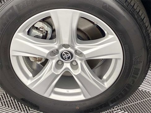 Used 2022 Toyota Highlander LE image 27