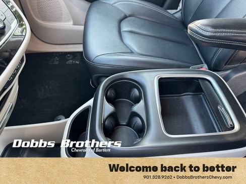 Used 2024 Chrysler Pacifica Touring-L FWD image 23