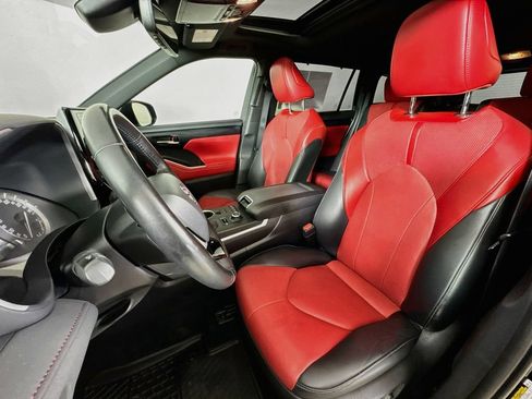 Used 2022 Toyota Highlander XSE AWD/4WD image 2