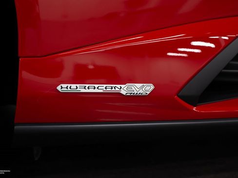 Used 2023 Lamborghini Huracan EVO image 19