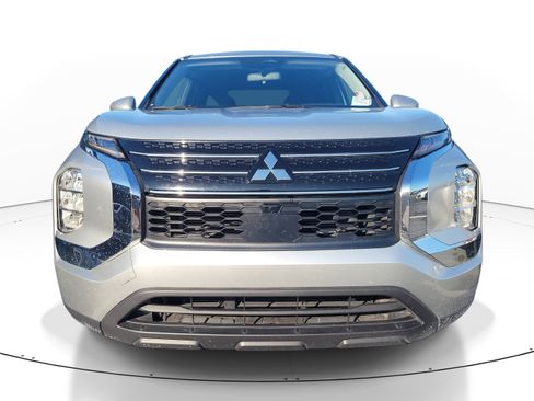 Used 2024 Mitsubishi Outlander ES FWD image 2