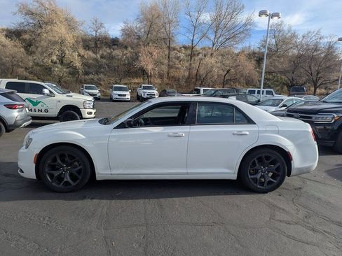 Used 2022 Chrysler 300 Touring w/ Sport Appearance Package image 7